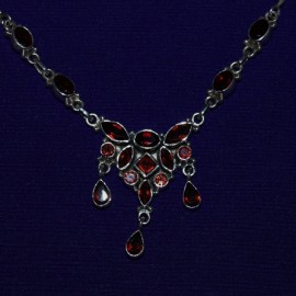 Silver Necklace with garnet. 128
